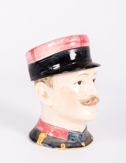 null Bonbonnière en faïence polychrome figurant un officier portant un képi

Numéroté...