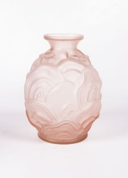 null CATTEAU Charles

Vase en verre moulé teinté rose, la panse à décor de feuilles...