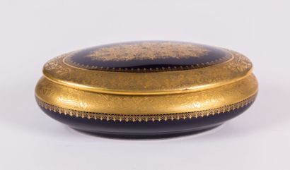 null LIMOGES - Manufacture BARNY

Bonbonnière en porcelaine de forme ovale à fond...