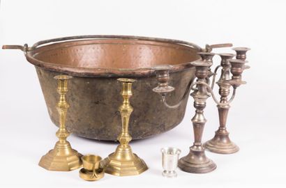 null Lot en cuivre, laiton, bronze et étain comprenant un chaudron (Haut. : 27 cm...
