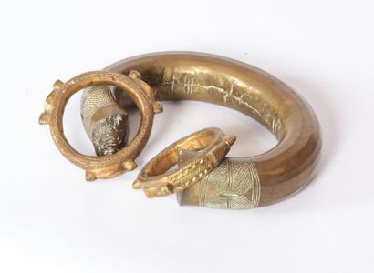 null Lot composé d'un collier et de deux bracelets en bronze gravé à décor de motifs...