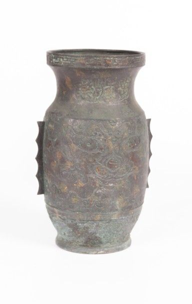 null Vase en bronze patiné à décor de motifs stylisés

Chine, XXème siècle

Haut....