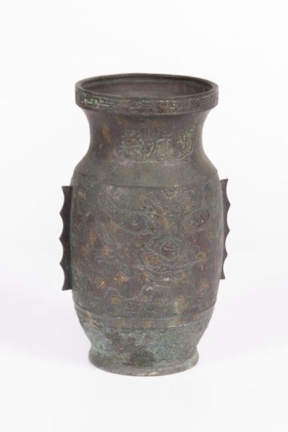 null Vase en bronze patiné à décor de motifs stylisés

Chine, XXème siècle

Haut....