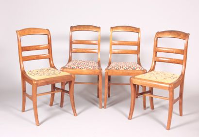 null Suite de quatre chaises en bois naturel, le dossier renversé à barrettes, elles...