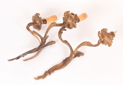 null Paire d'appliques en bronze à deux bras de lumière de forme sinueuse agrémentés...