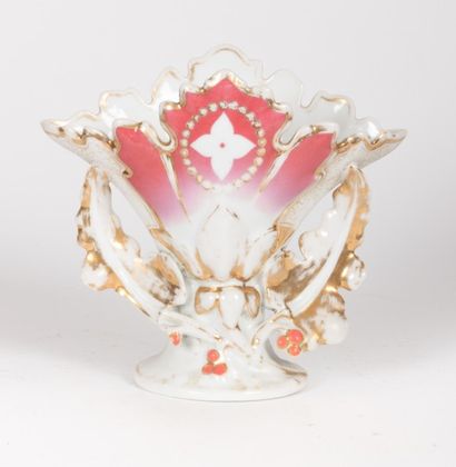 null PARIS

Vase cornet en porcelaine blanche rose et rehaut d'or figurant une corolle...