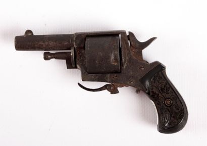 null Revolver type British Bulldog, cal 7 mm, crosse bec de corbin, plaquettes de...