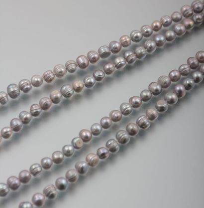 null Sautoir de perles de culture d'eau douce légèrement grisées. 

Long. : 140 cm...