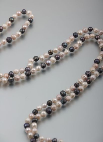 null Sautoir de perles de culture d'eau douce bicolores (blanches et noires). 

Long....