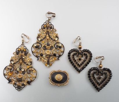 null Lot style Napoleon III comprenant deux paires de pendants d'oreille ajourés...