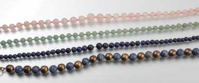 null Lot comprenant quatre colliers de perles en pierres et résine multicolores.

(état...
