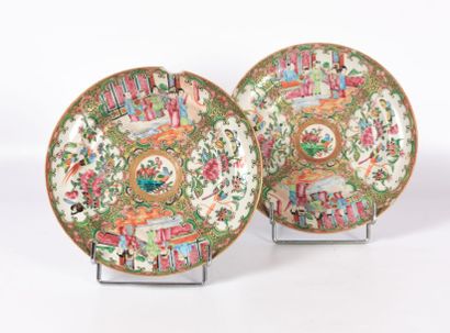 null CHINE - CANTON

Deux assiettes à soupe en porcelaine à décor en émaux polychromes...