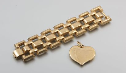 null Bracelet articulé en métal doré et un pendentif coeur en métal doré.

(état...