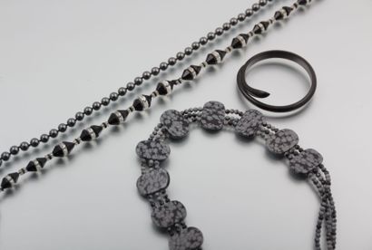 null Lot comprenant trois colliers et un bracelet en perles, résine et pierres noirs.

(état...