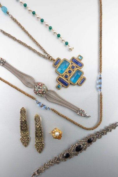 null Lot comprenant un collier en résine bleu, un collier à maille tressée et perles...
