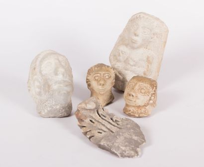 null Lot de cinq sculptures en pierre dont une maternité, trois têtes et un élément...