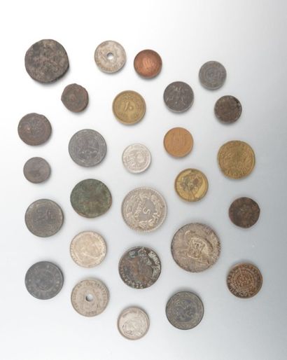 null Un petit lot de monnaies anciennes et usées.