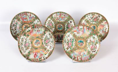 null CHINE - CANTON

Cinq assiettes en porcelaine à décor en émaux polychromes de...