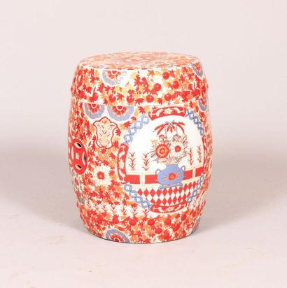 null CHINE

Tabouret de forme tonneau en porcelaine à décor polychrome et rehauts...