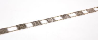 null Collier en métal argenté à motifs de plaques de hiéroglyphes