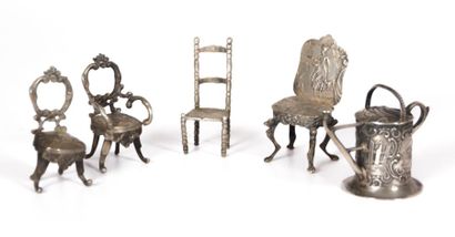 null Lot en métal argenté miniature comprenant deux chaises et un fauteuil de style...