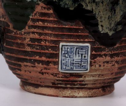 null JAPON

Cache-pot en céramique à décor de sages en haut relief

Cachet sur la...