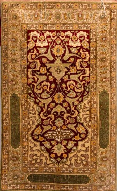 null HEREKE 

Tapis en soie de forme prière. Champ rubis à mirghab stylisé (les portes...