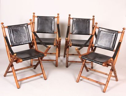 null Suite de quatre fauteuils pliables en bois à l'imitation du bambou, l'assise,...