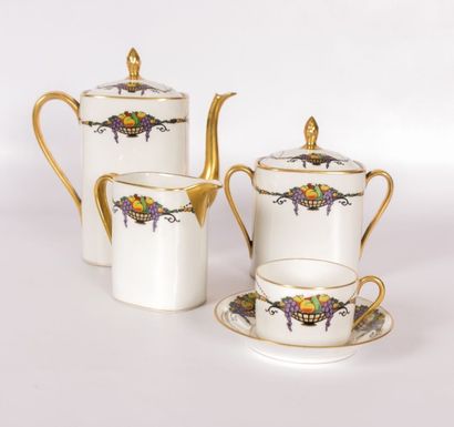 null RAYNAUD & Cie - Limoges

Service à thé en porcelaine blanche et rehaut d'or...