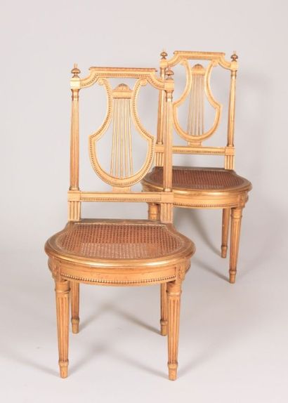 null Paire de chaises en bois mouluré, sculpté et doré, le dossier ajouré à décor...