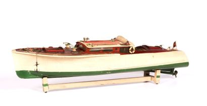 null Maquette de bateau en bois, la coque laquée beige et vert marquée "Le talefre...