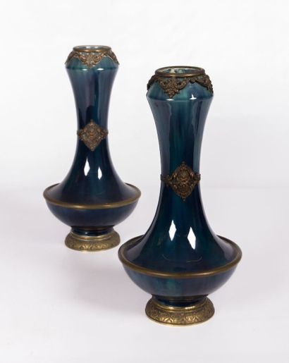 null Paire de vases en céramique vernissée bleue lapis à panse applatie et long col...