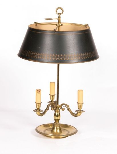 null Lampe bouillotte en bronze posant sur une base circulaire ourlée d’une frise...