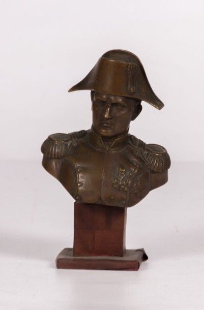 null Sujet en bronze représentant un buste de Napoléon

Haut. : 11 cm 

(socle r...