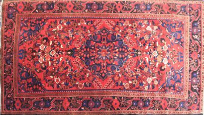 null IRAN - TOUSERKAN

Tapis en laine à décor d'un médaillon central à fond rouge

278...
