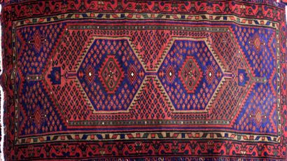 null IRAN - KAMSEH

Tapis en laine à décor de deux formes géométriques sur fond rouge

224...