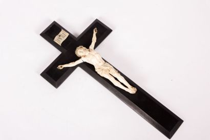 null Christ en ivoire reposant sur une croix en ébéne

Porte cartel au dos "E à L...
