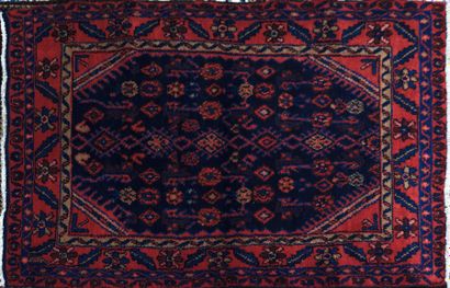 null IRAN - BOUROUDJERD

Tapis en laine à décor d'un médaillon central à fond bleu

163...