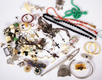 null Lot de bijoux fantaisies comprenant des parties de colliers, broches, bagues,...