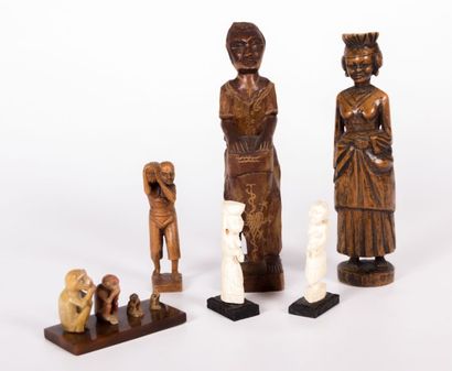 null Lot comprenant trois sujets en bois sculpté Afrique (Haut. : 23 - 22 et 11,5...