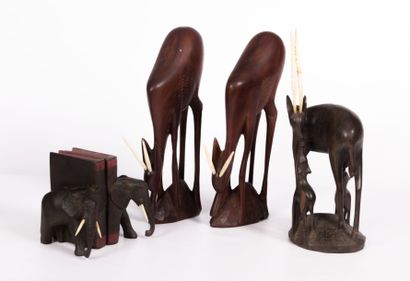null Lot en bois sculpté comprenant trois antilopes dont l'une avec ses petits et...