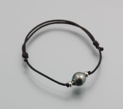 Bracelet cordon en coton orné d'une perle...
