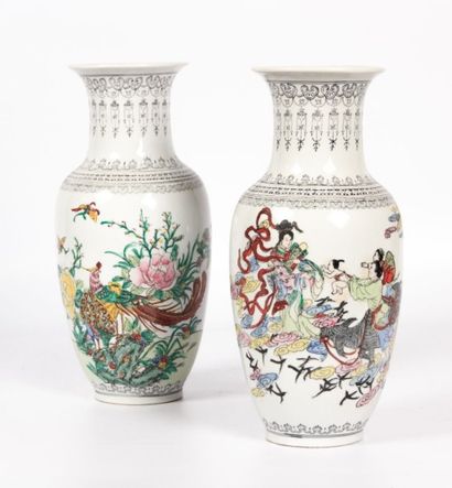 null Paire de vases en porcelaine de forme balustre à décor pour l'un d'oiseaux et...