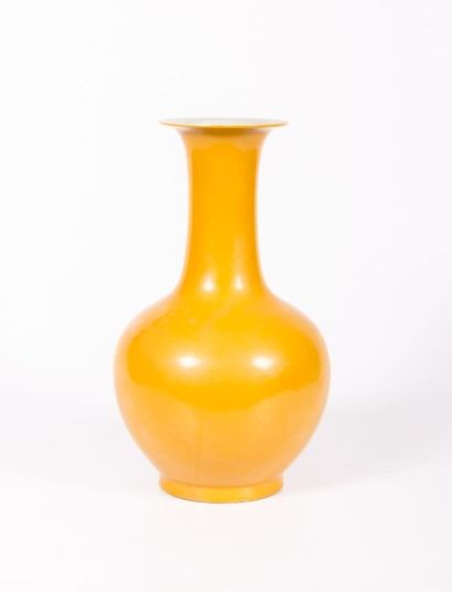 null Vase de forme balustre en porcelaine jaune moutarde

XXème siècle

Haut. : 42...