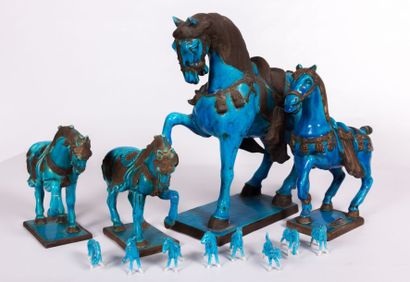 null Quatre chevaux dont une paire en terre cuite vernissé bleu de différentes tailles

(accidents)

Haut....