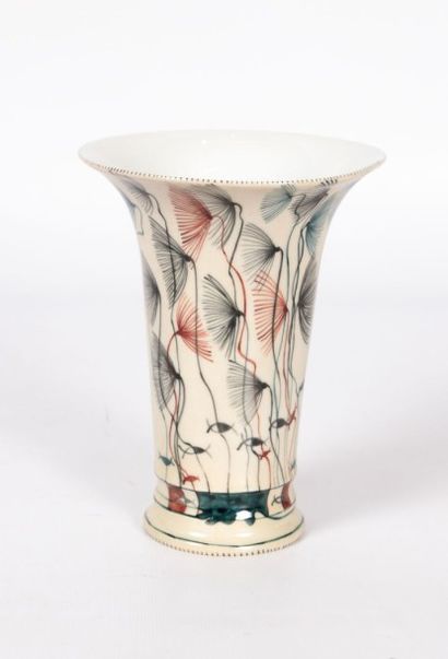 null LIMOGES - Manufacture Girard

Vase de forme corolle en porcelaine blanche à...