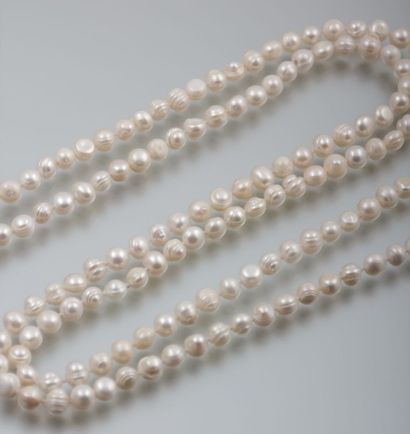 null Sautoir de perles d'eau douce de culture blanches. 

Long. : 138 cm env