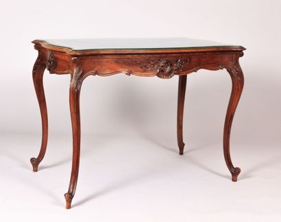 null Table de bureau en bois naturel mouluré et sculpté, le plateau de forme rectangulaire...