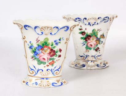 null Paire de vase cornet en porcelaine blanche de forme navette à décor en polychromie...