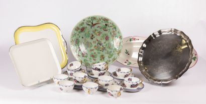 null Lot en porcelaine à décor de fleurs comprenant douze tasse à thé et leurs sous-tasses,...